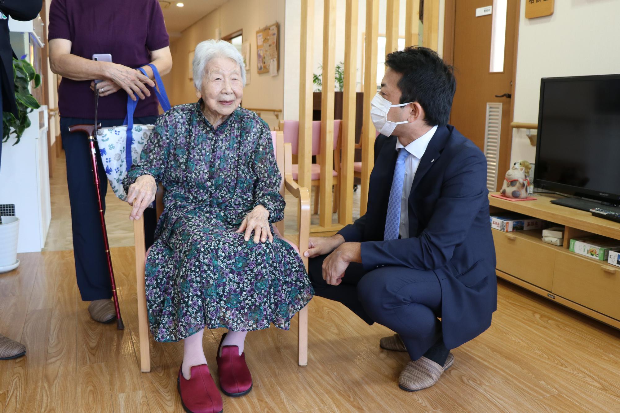 高齢者敬老訪問(筒井ひさ子さん・町長と話す)