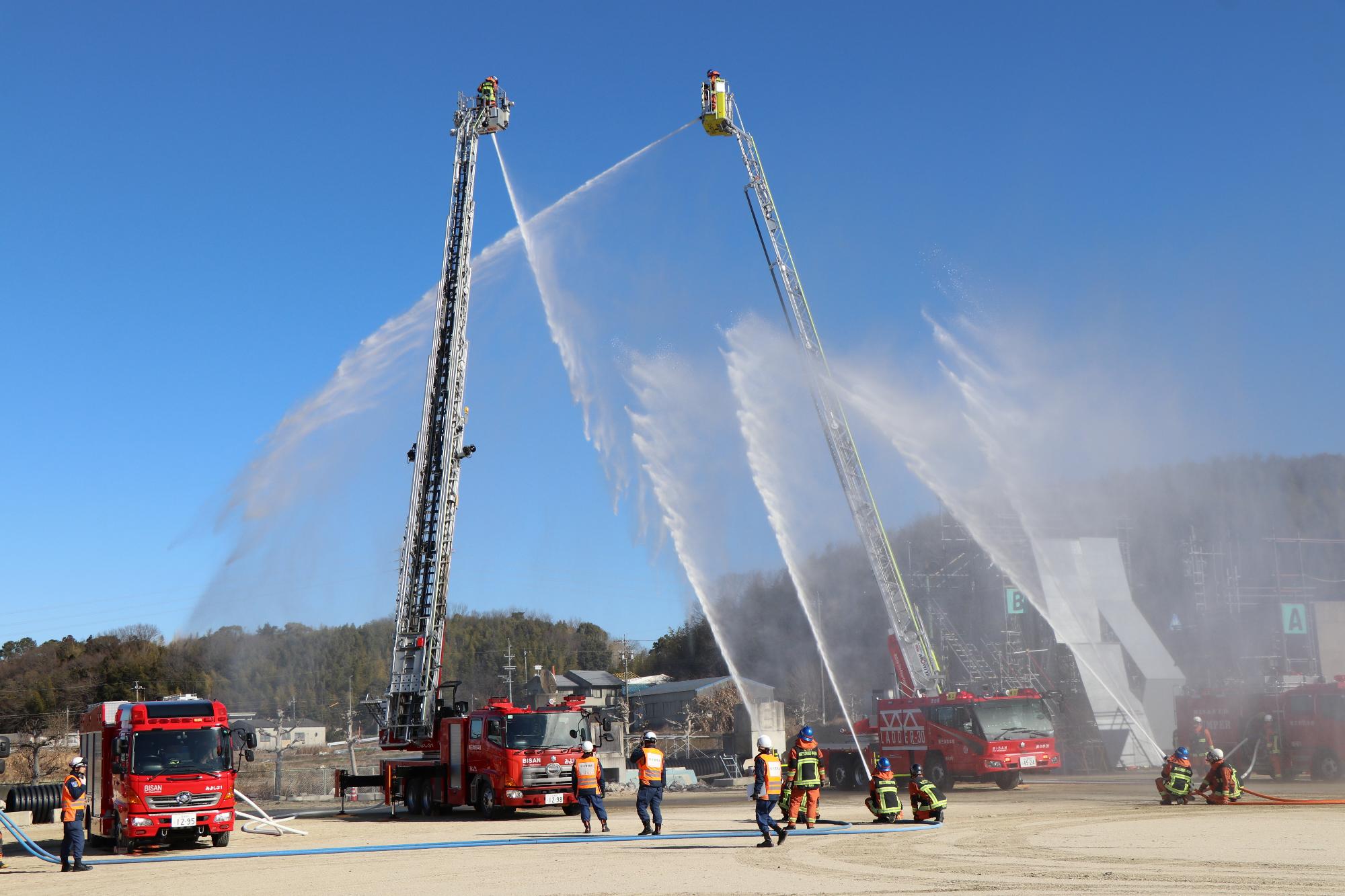 尾三消防組合消防出初式（一斉放水）