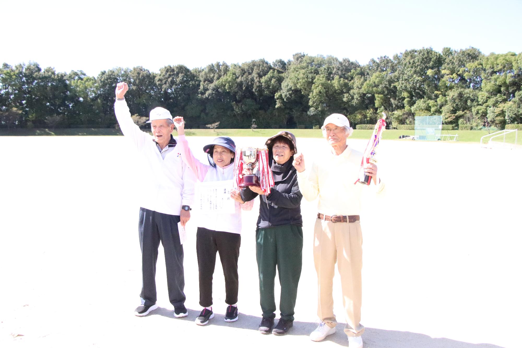 第29回東郷町老人クラブグラウンドゴルフ大会（トロフィーを持って記念撮影）