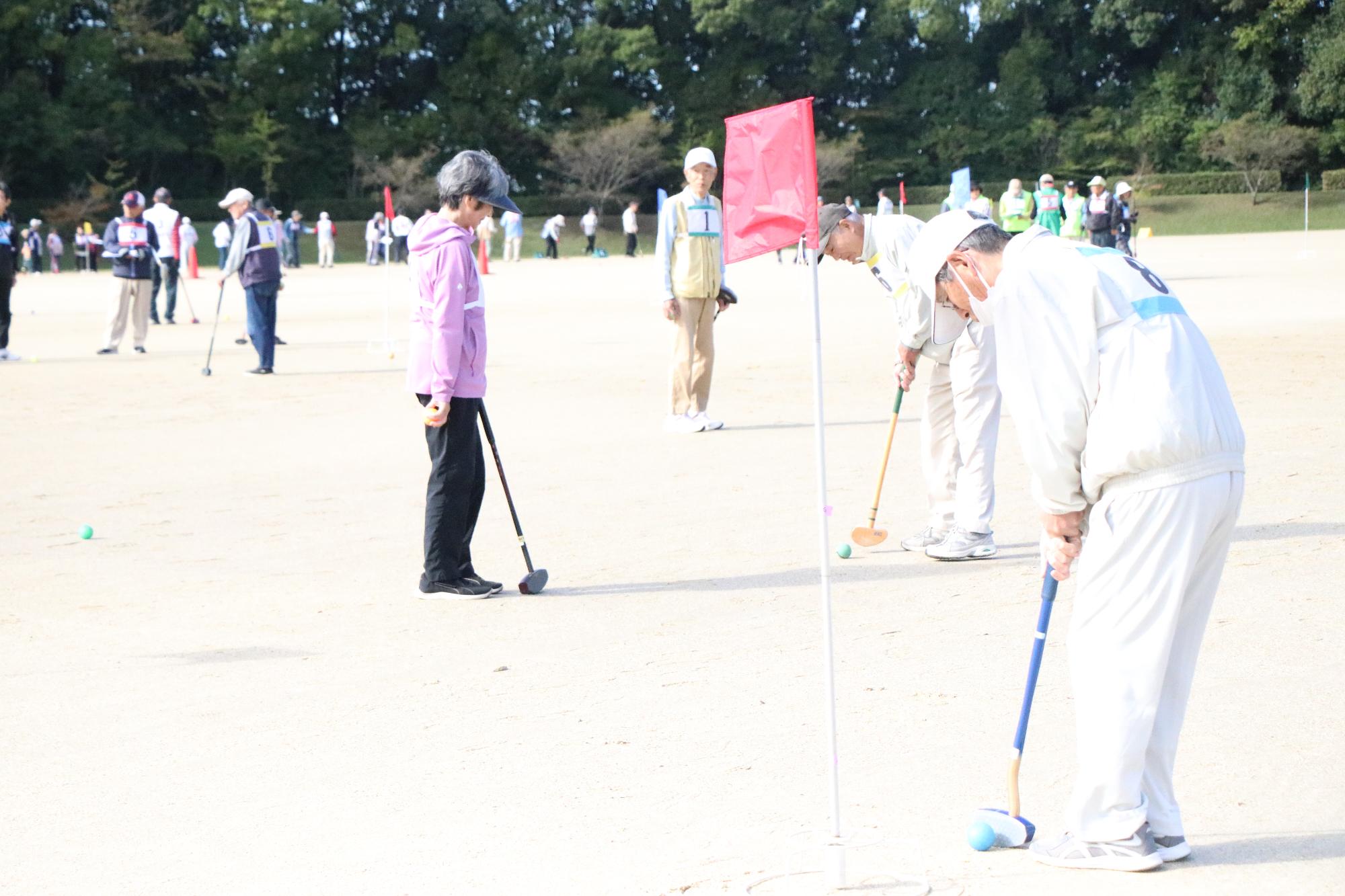 第29回東郷町老人クラブグラウンドゴルフ大会（男性が構える）