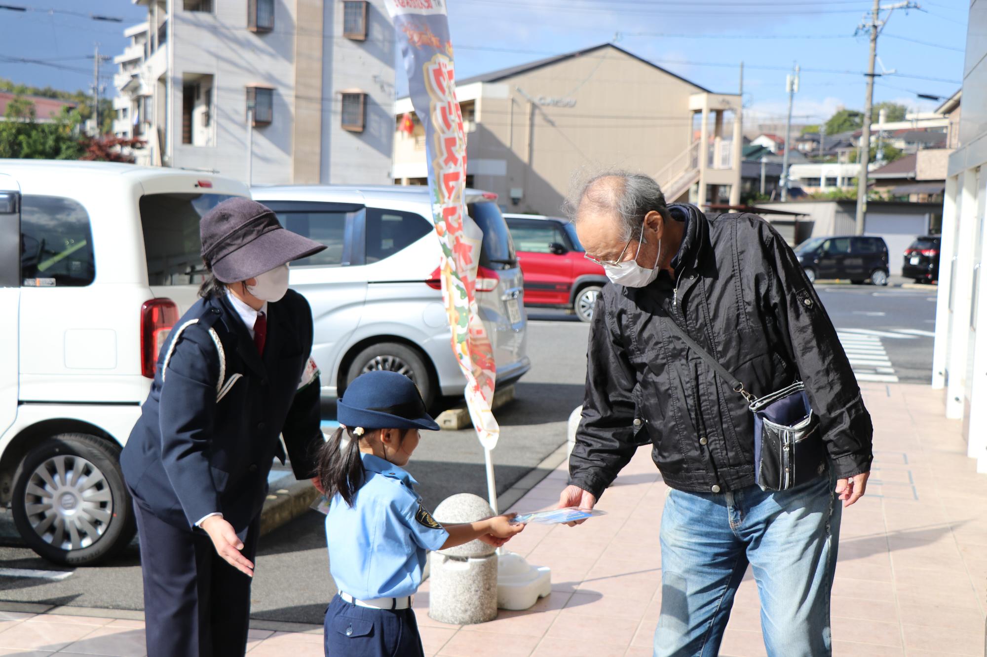 ハンドアップキャンペーン（男性に啓発品を渡す）