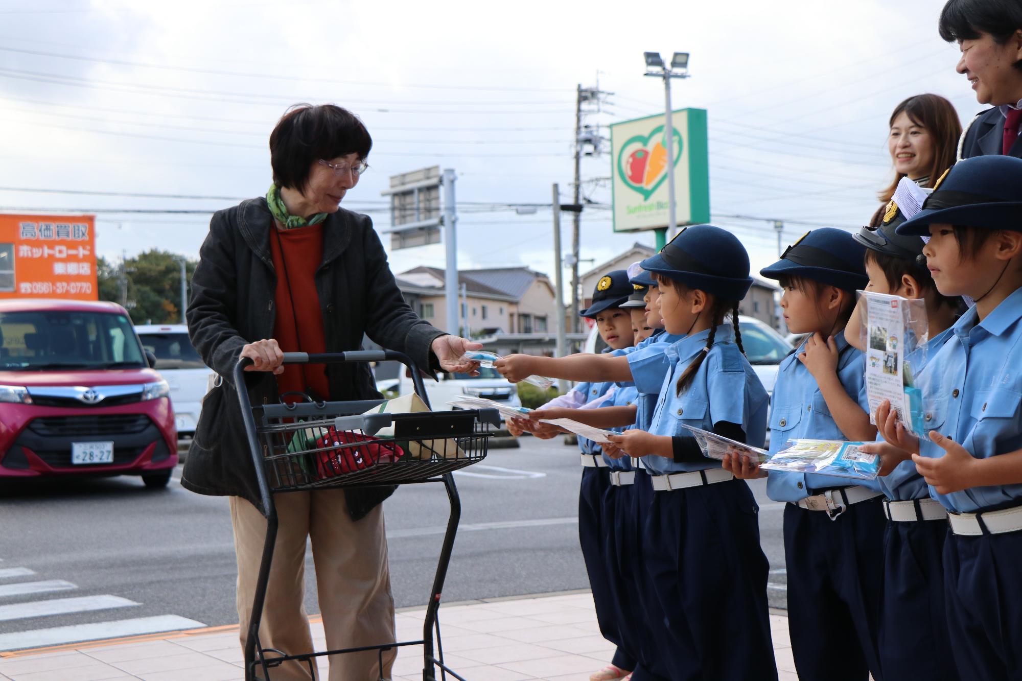 ハンドアップキャンペーン（女性に啓発品を渡す）