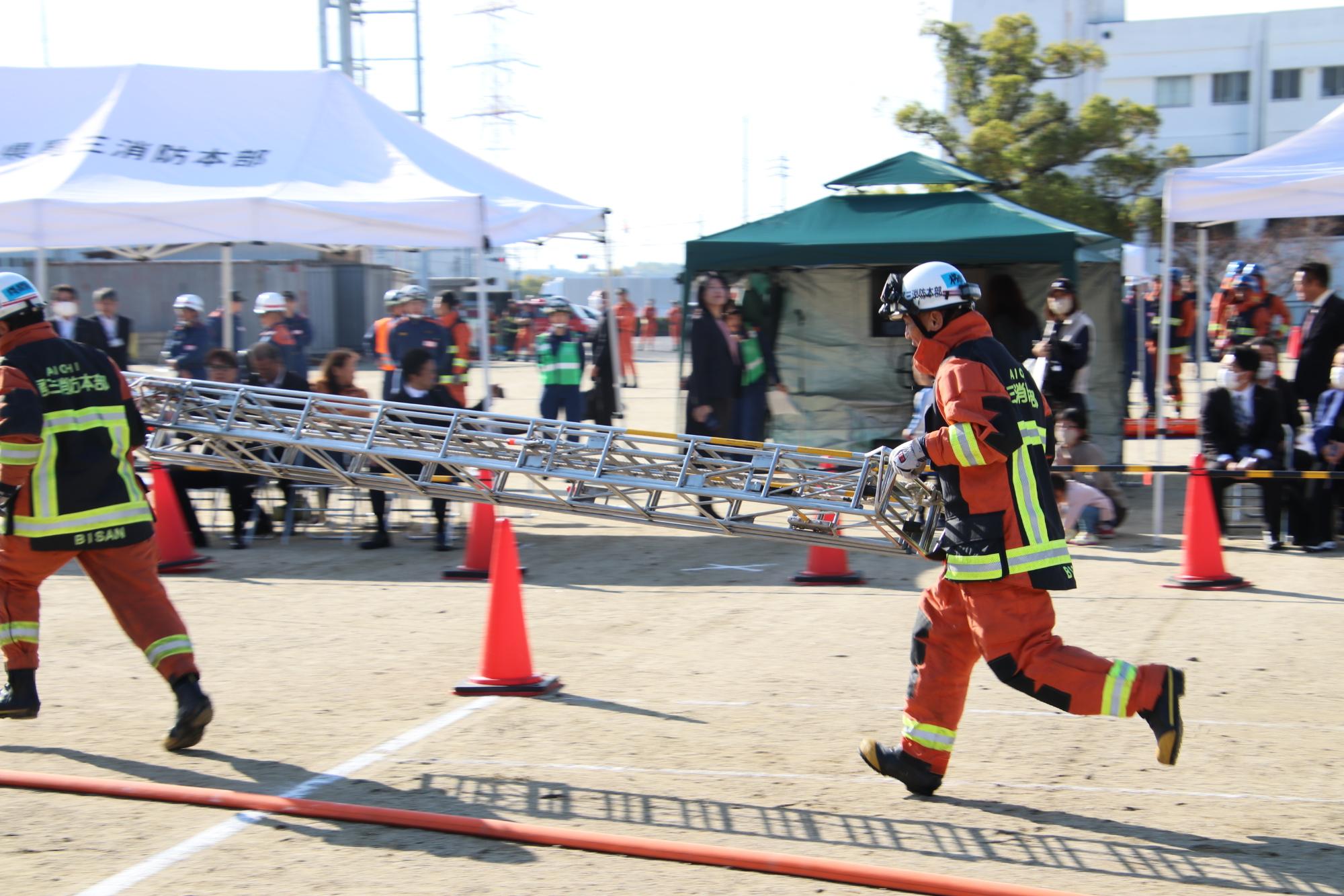 警防技術発表会（はしごを運ぶ）