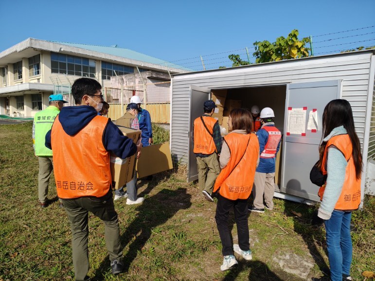 令和7年度東郷町防災訓練（資材を運ぶ）