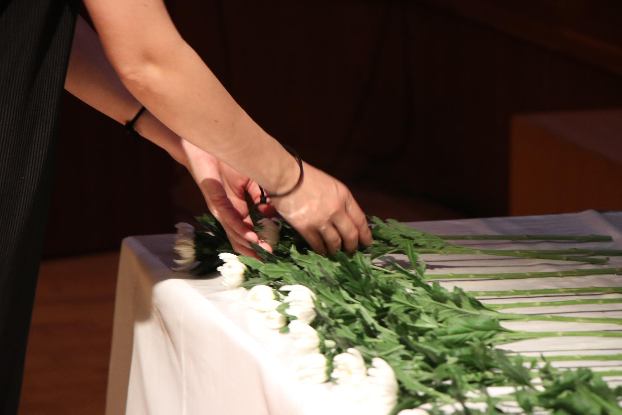 令和7年度平和祈念式(献花)