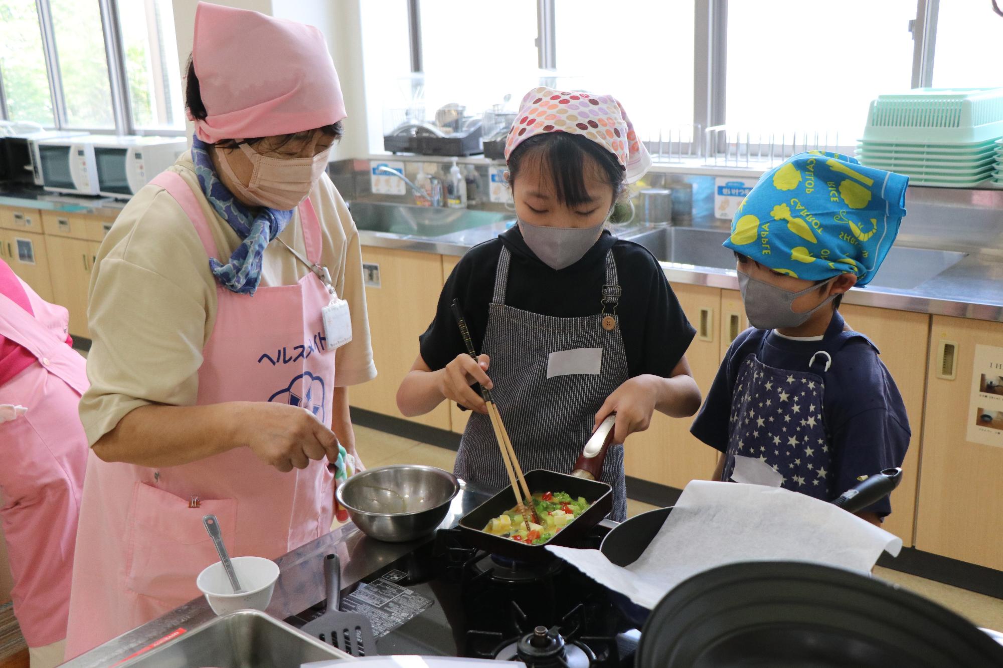 令和7年度親子料理教室(卵を焼く02)