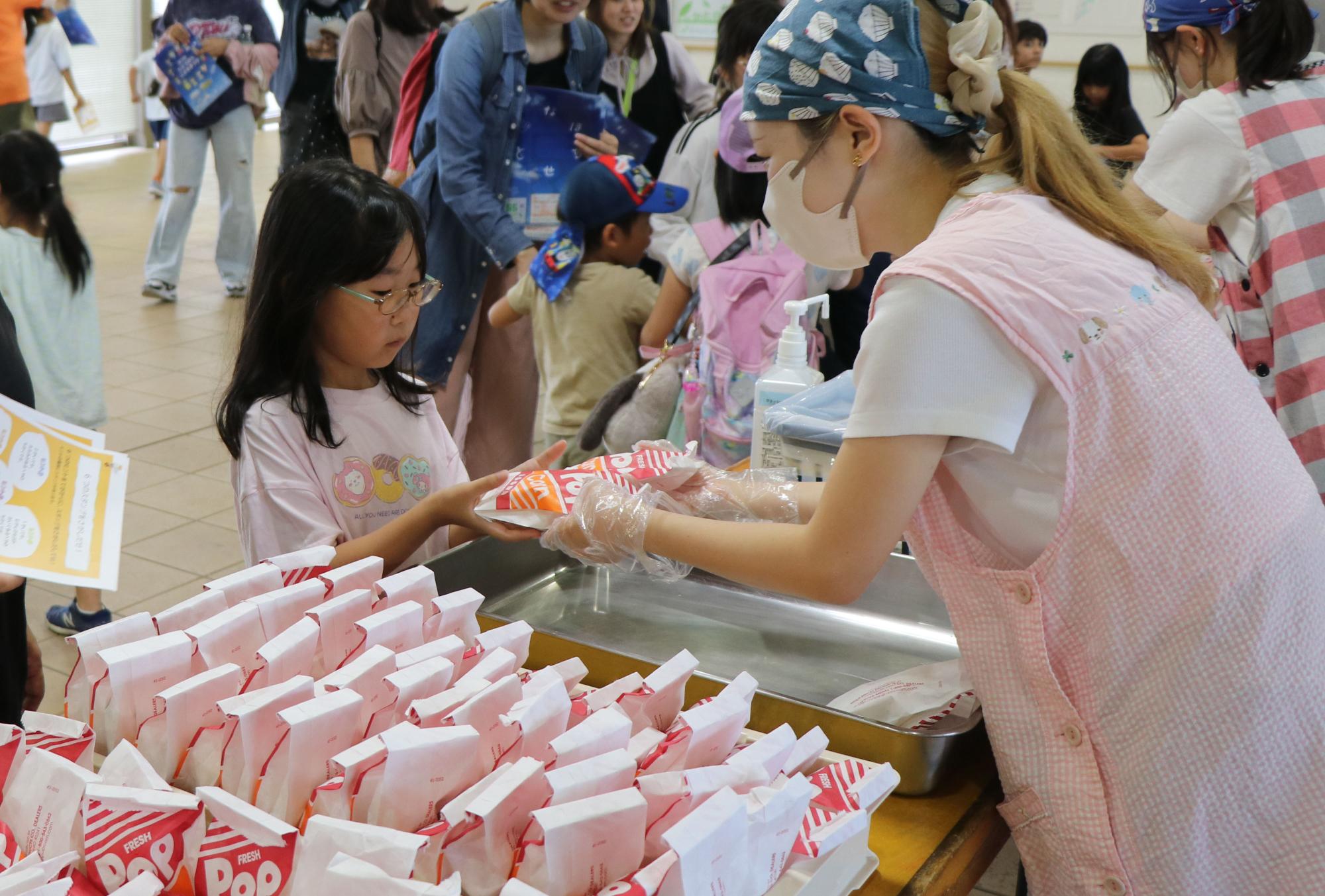 第22回じどうかんこどもまつり（ポップコーンをもらう）