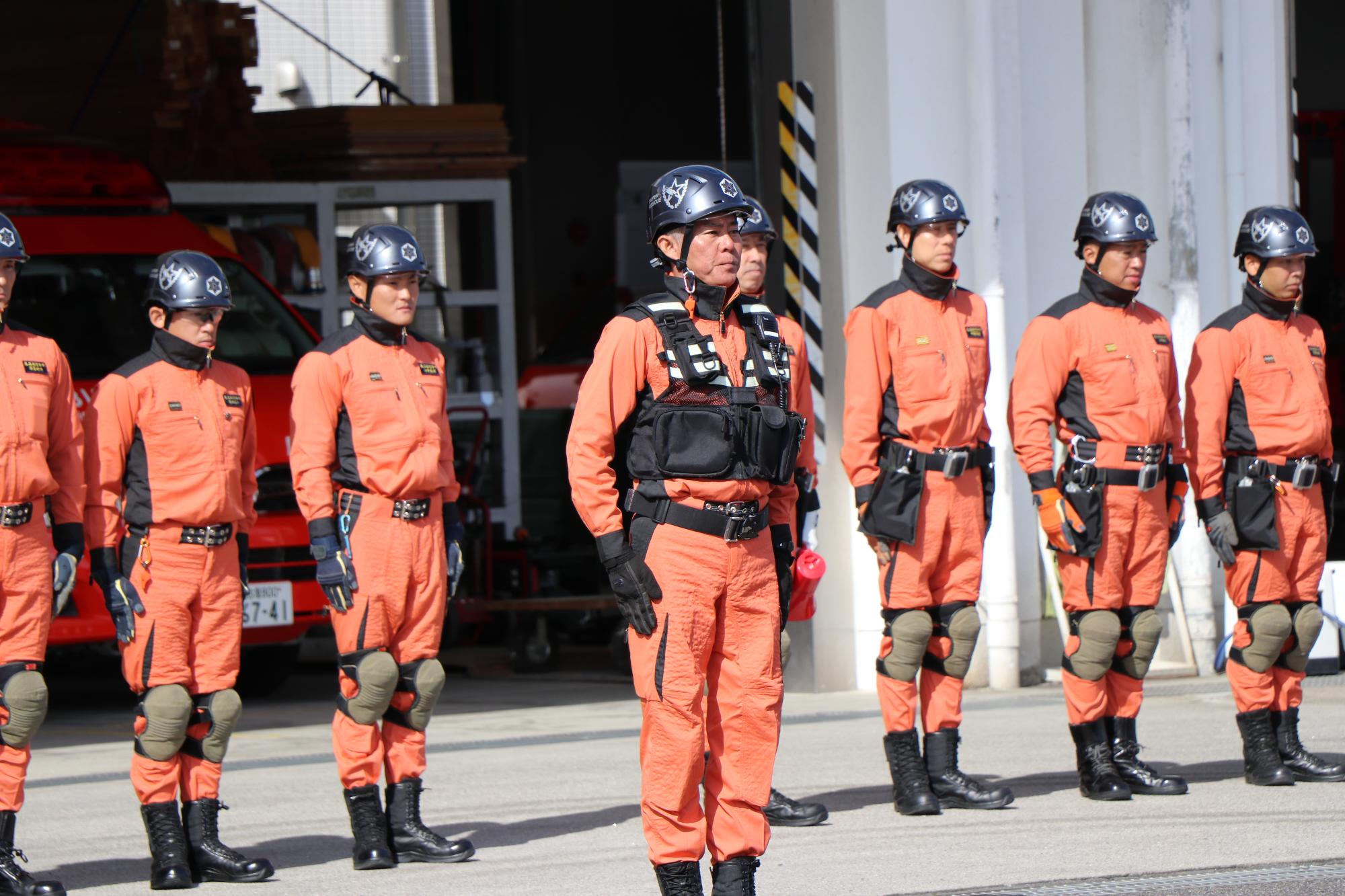 尾三消防本部高度救助隊発足式（整列する）