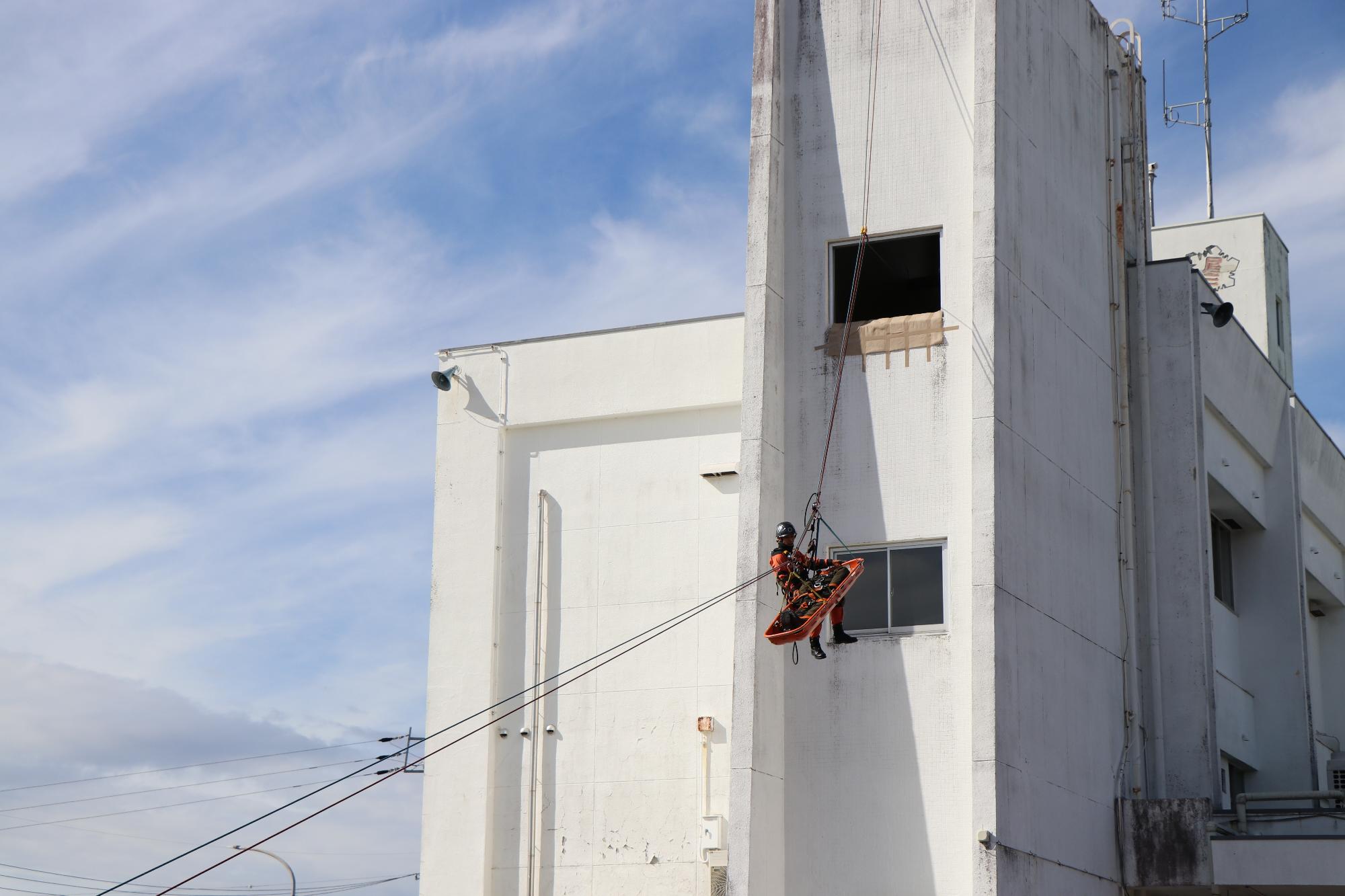 高度救助発足式（建物上階での訓練）