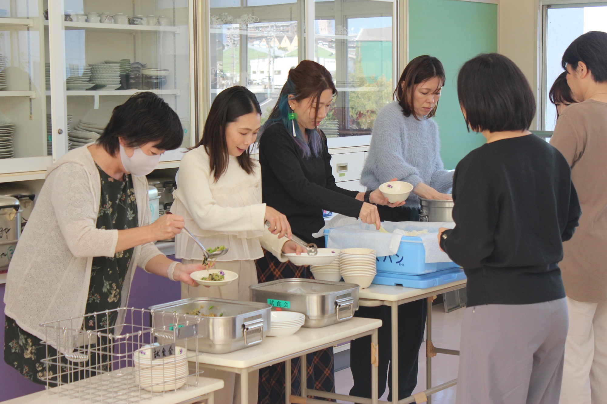 東郷中学校給食試食会（配膳する）
