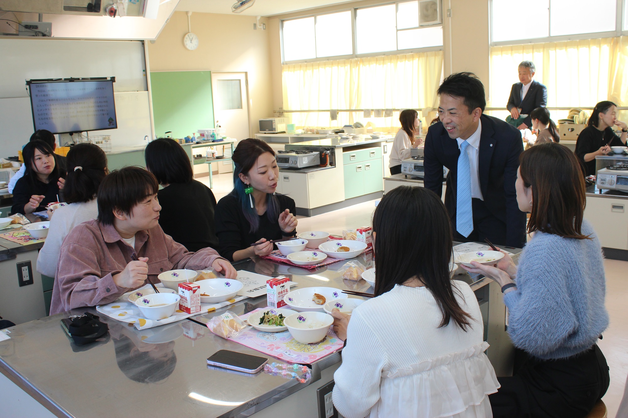 東郷中学校給食試食会（参加者と町長が歓談）