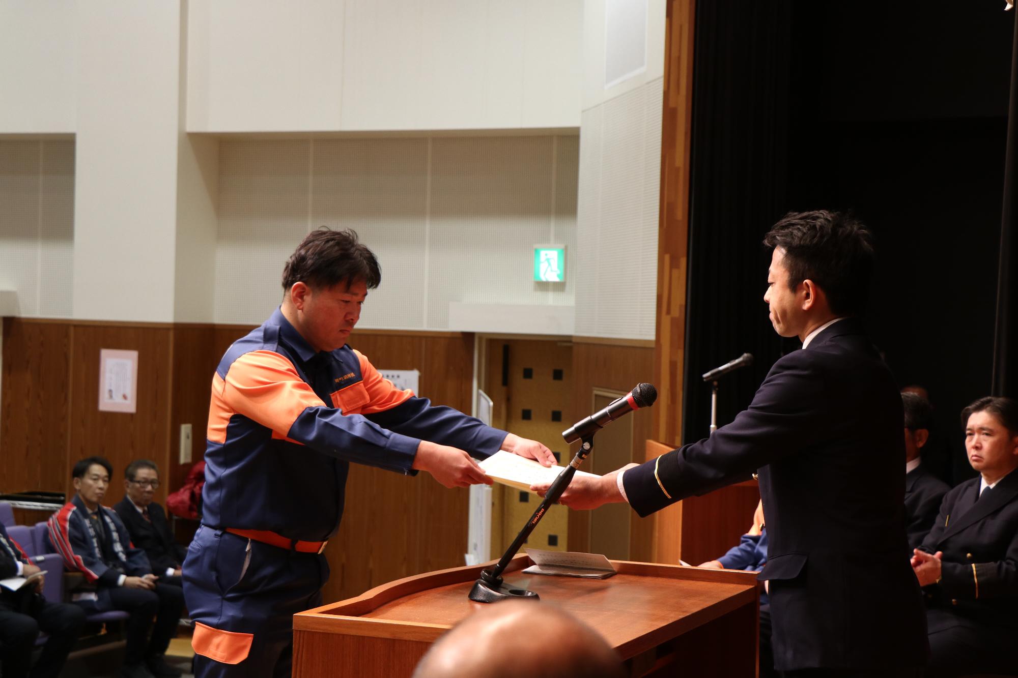 消防出初式・観閲式（表彰を受ける）