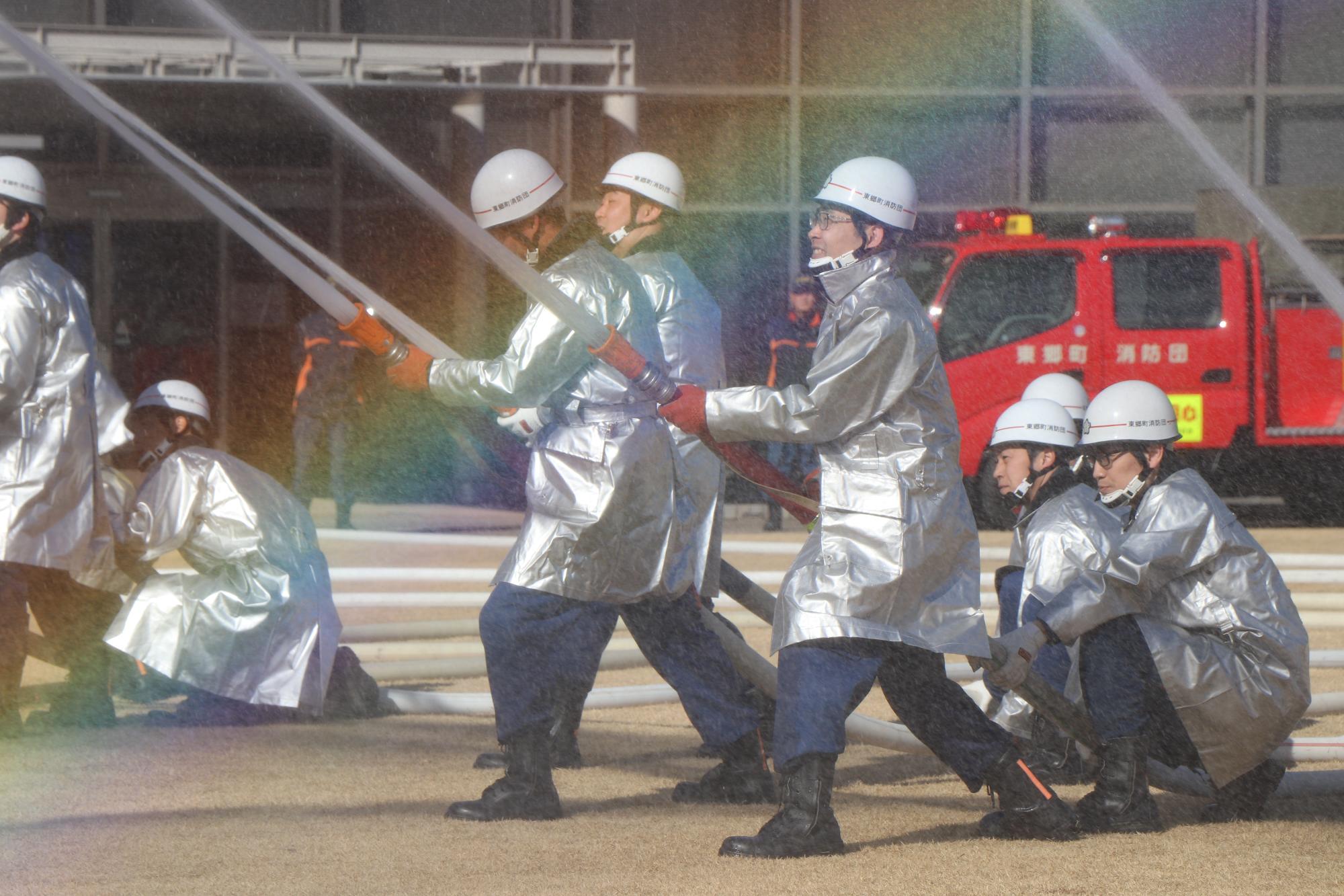 消防出初式・観閲式（消防車から一斉放水する）