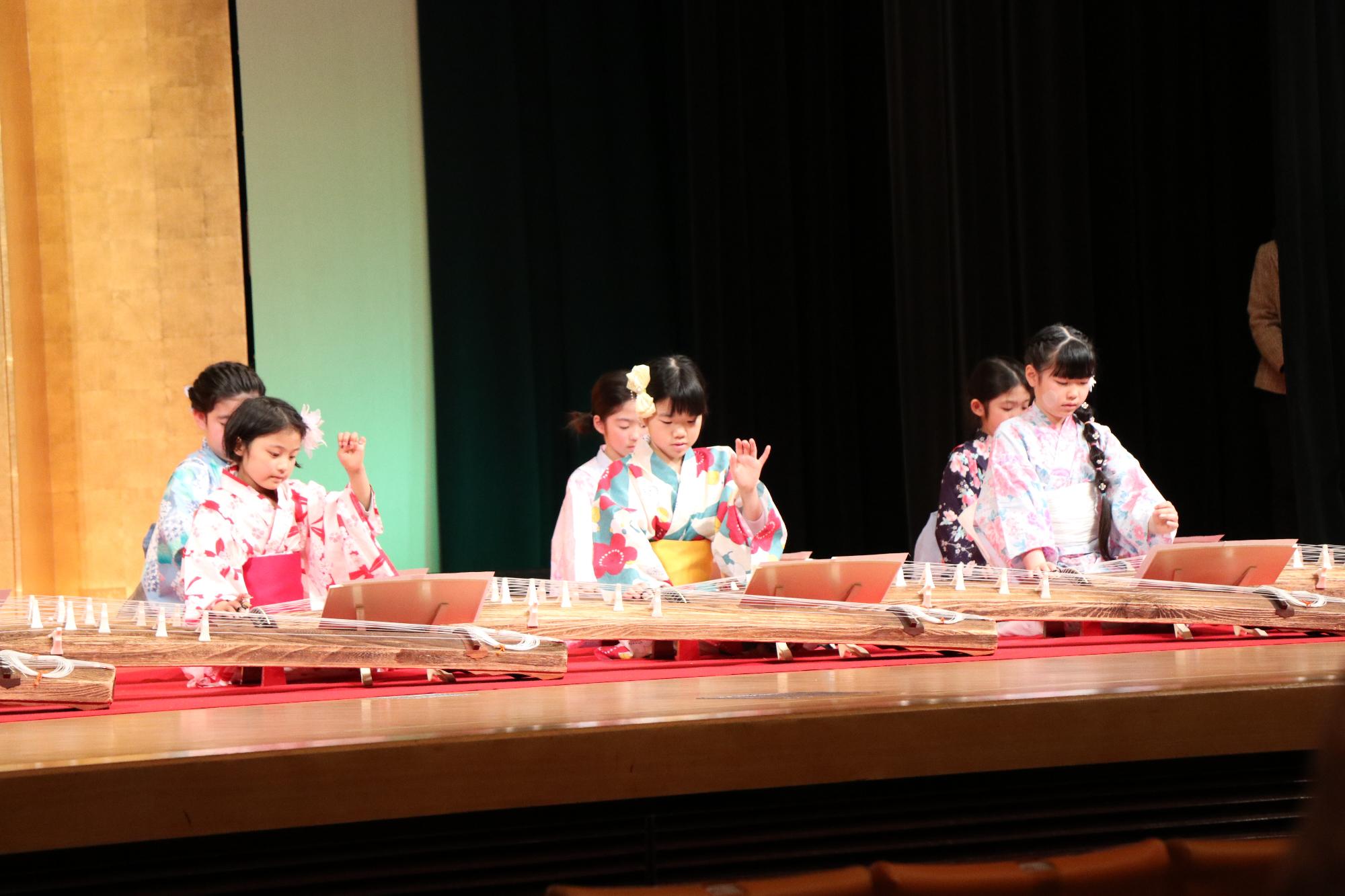 伝統文化発表会（琴を演奏する）