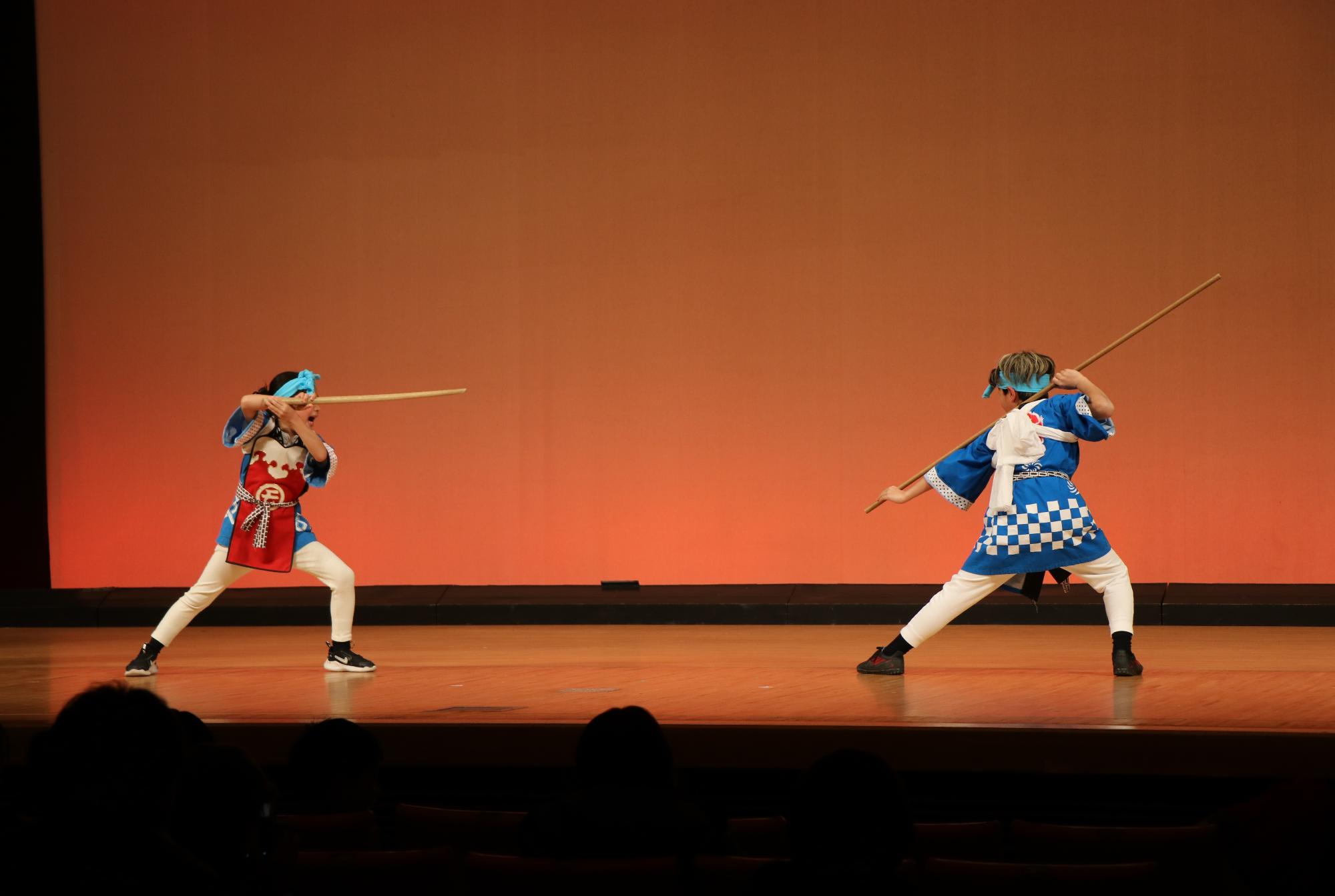 伝統文化発表会（棒の手を披露する）