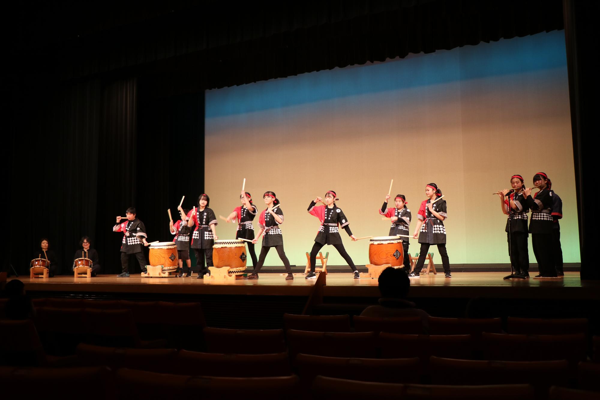 伝統文化発表会（太鼓などを演奏する）