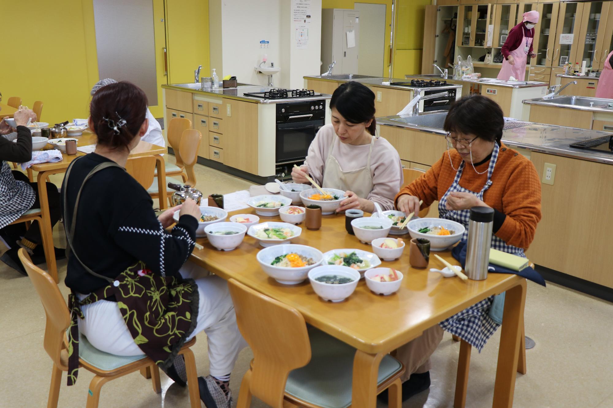 生涯骨太クッキング（みんなでできあがった料理を食べる）