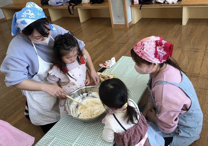 親子でバレンタインクッキー作り（クッキー生地を混ぜる）