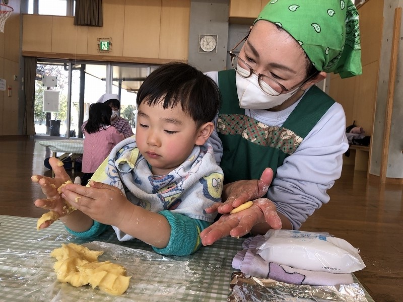 親子でバレンタインクッキー作り（クッキー生地を丸める）