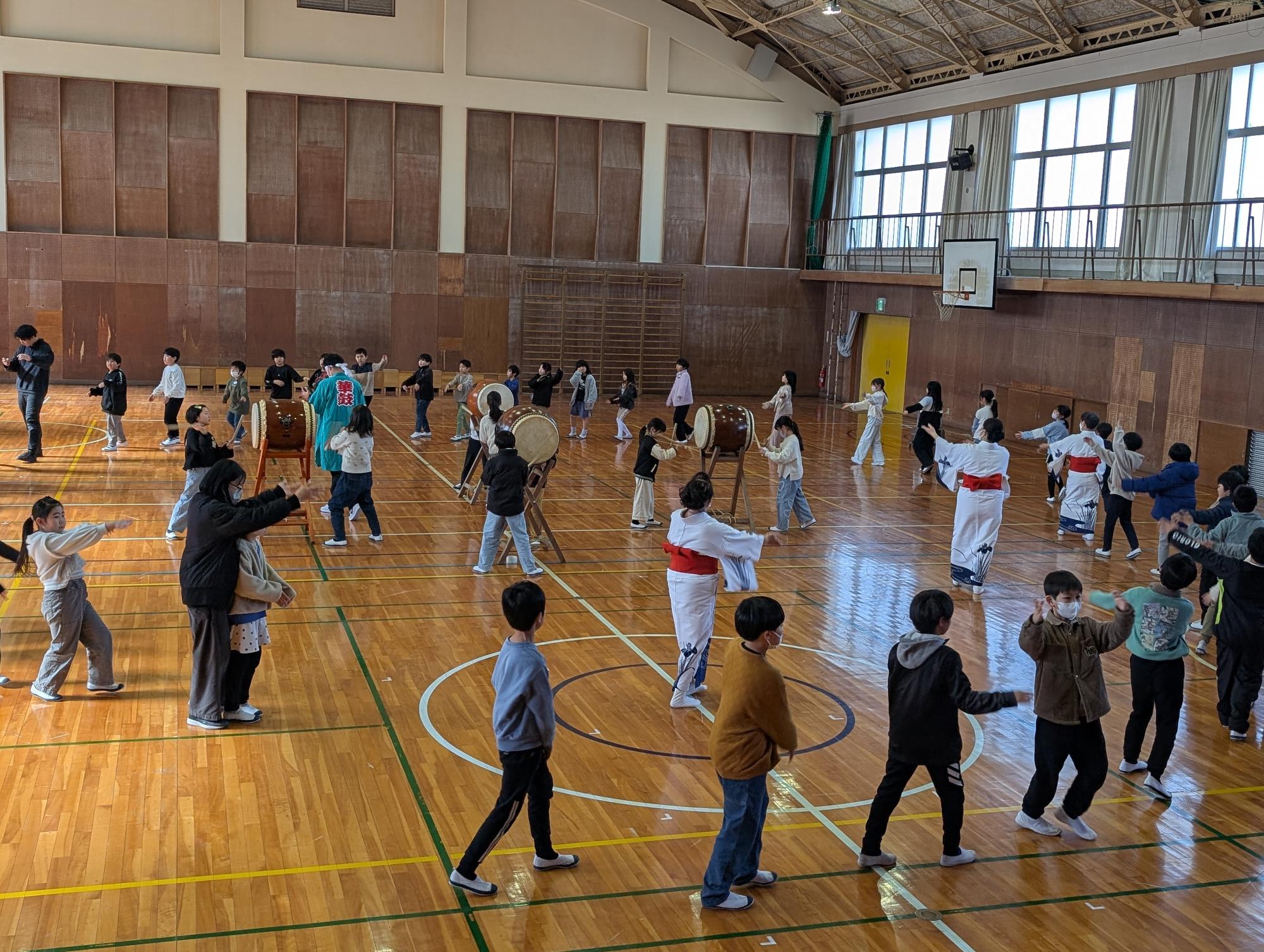 東郷音頭・和太鼓体験教室（太鼓の演奏とともに踊る）