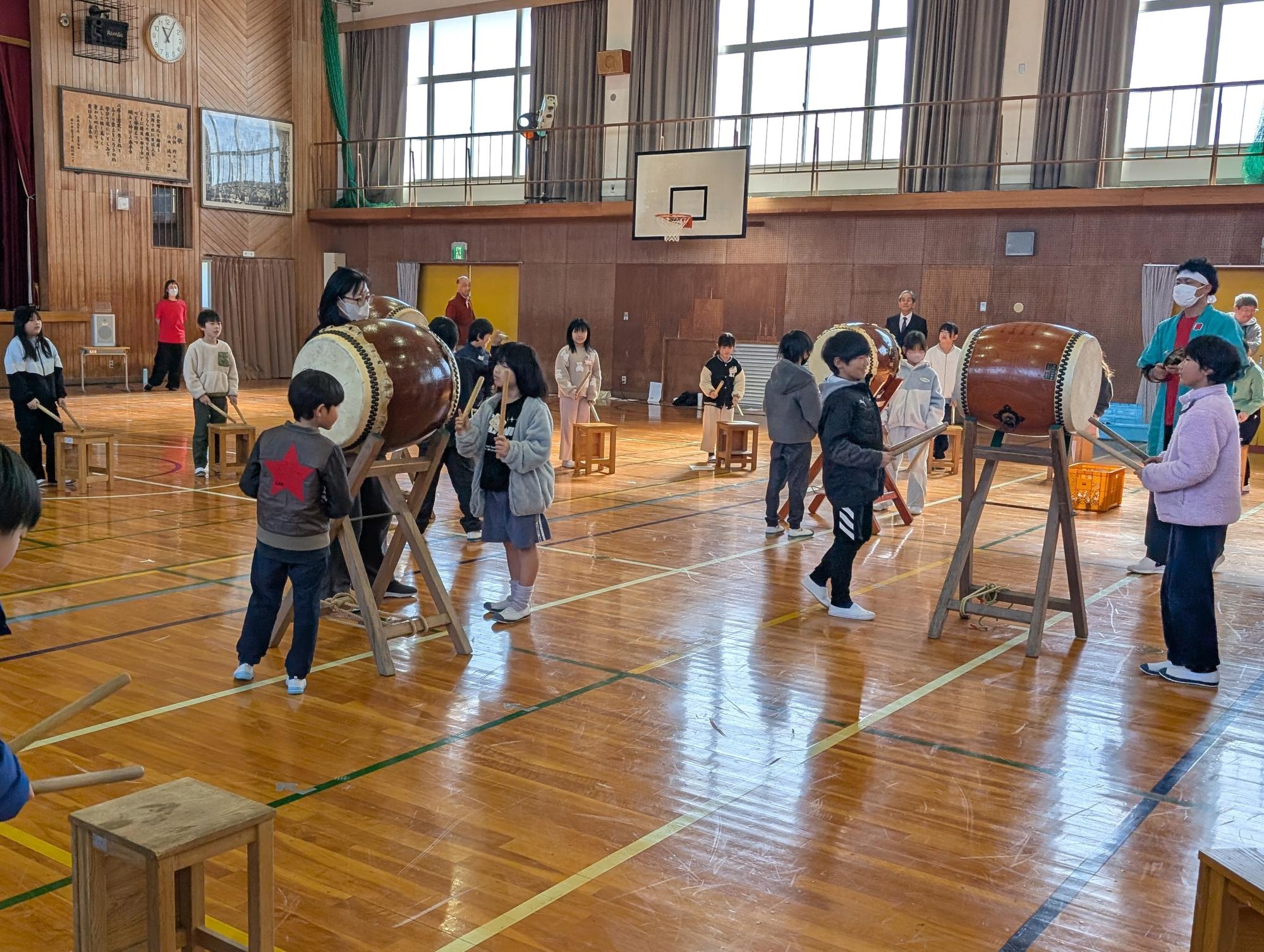 東郷音頭・和太鼓体験教室（太鼓を教わる）