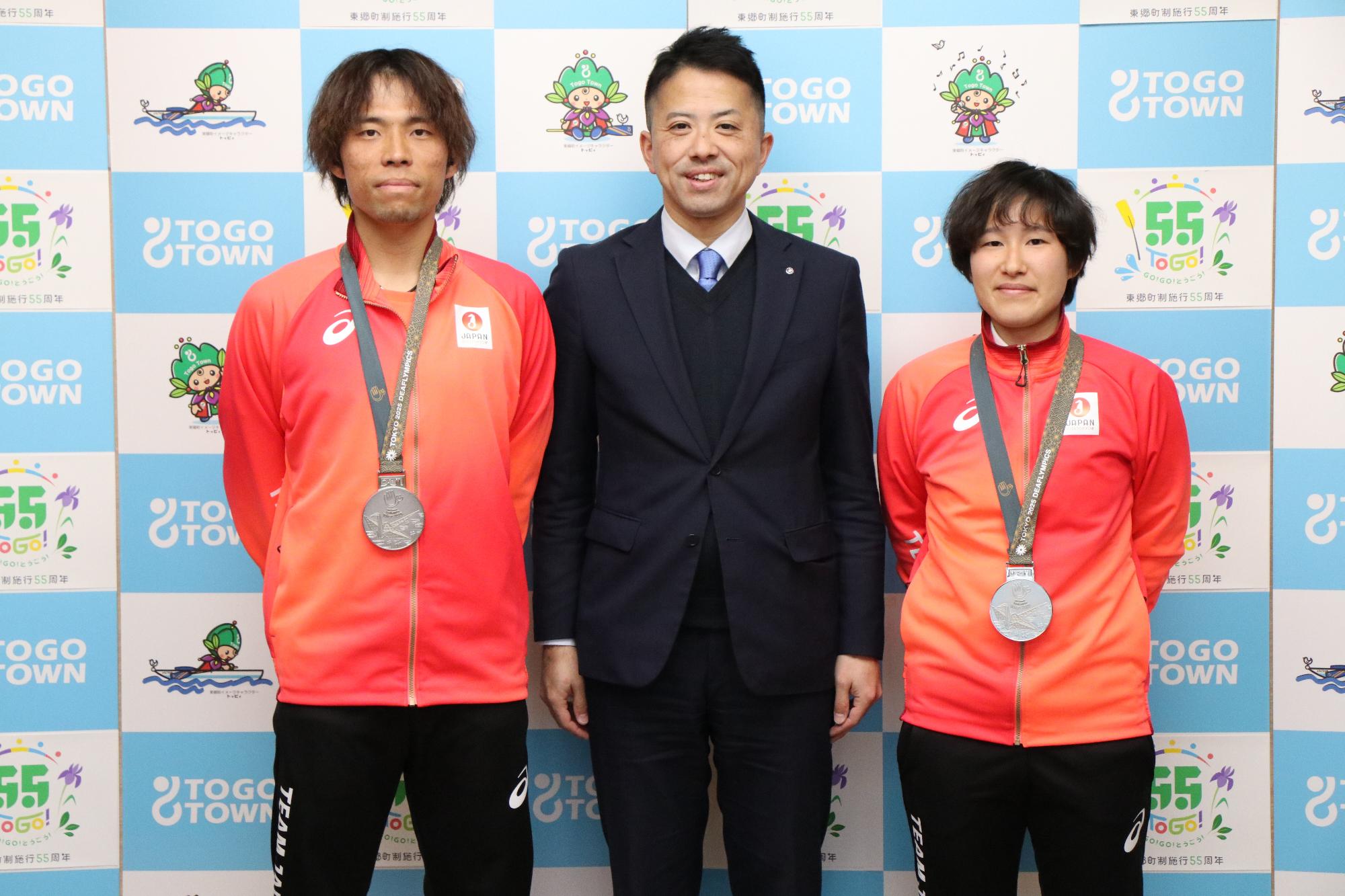 左から杉本大地さん、町長、阿部菜摘さん