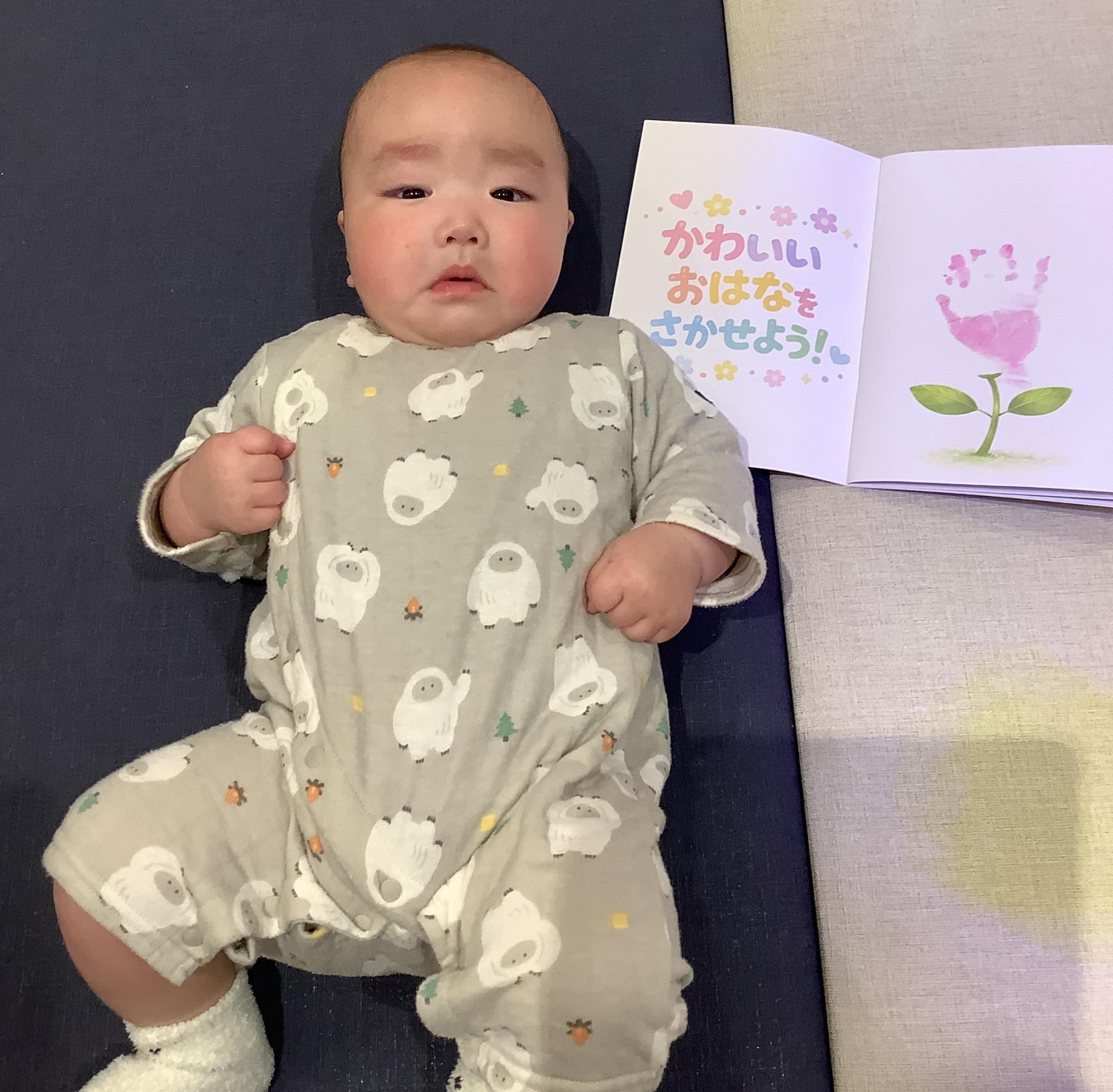 手形と並ぶ赤ちゃん