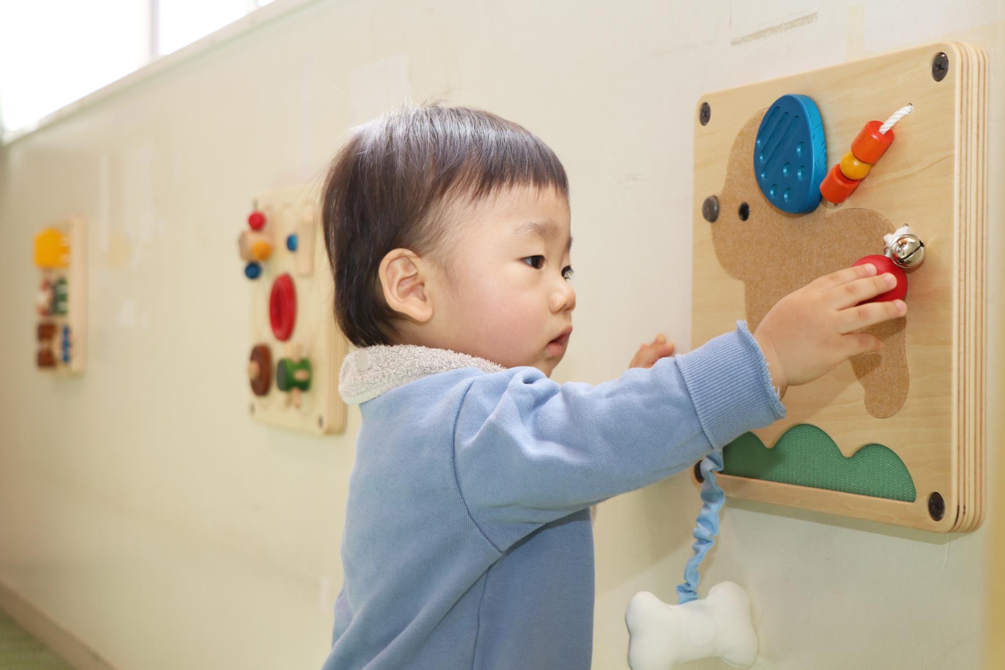 壁付けのおもちゃで遊ぶ