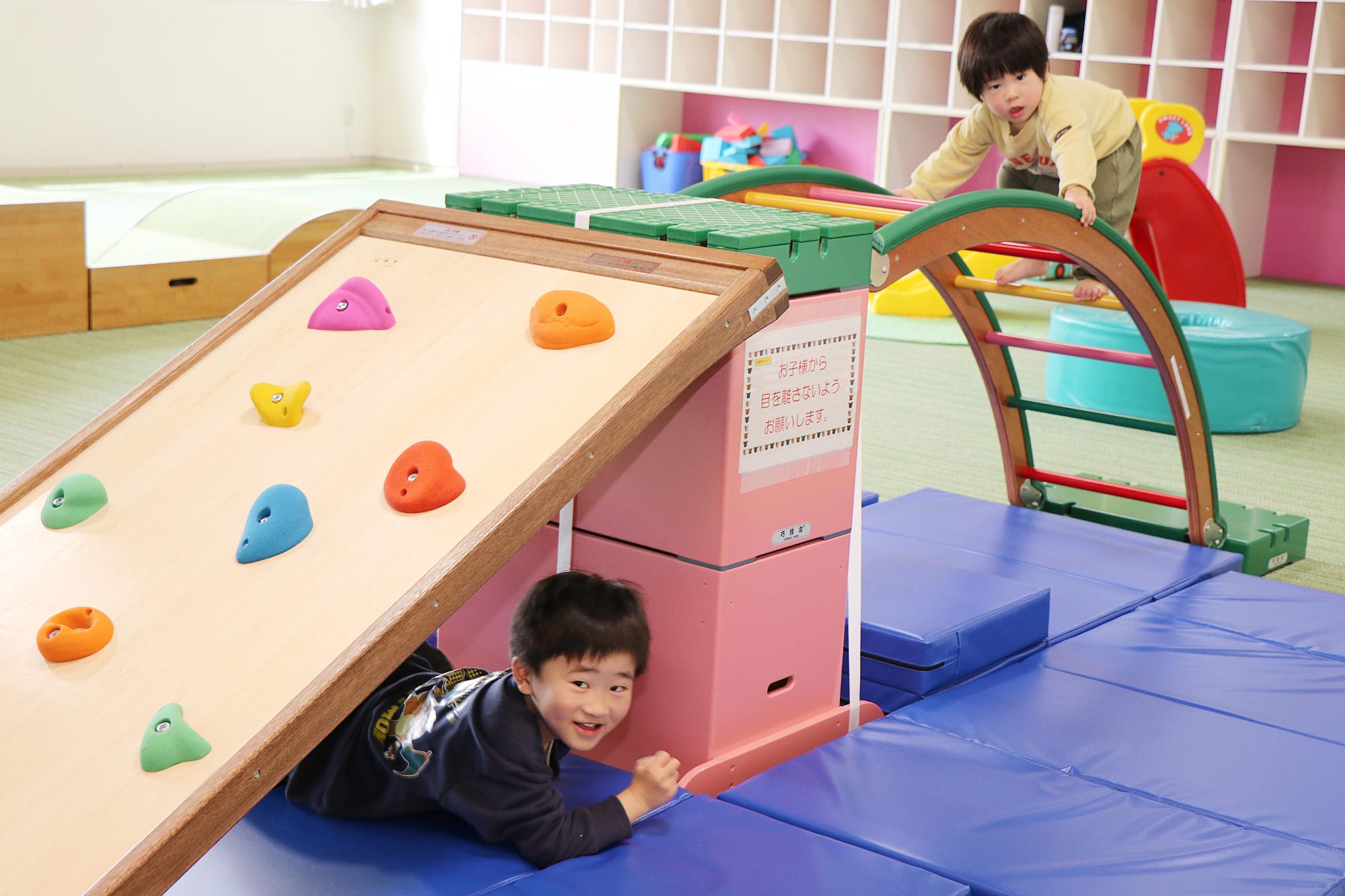 大型遊具で遊ぶ