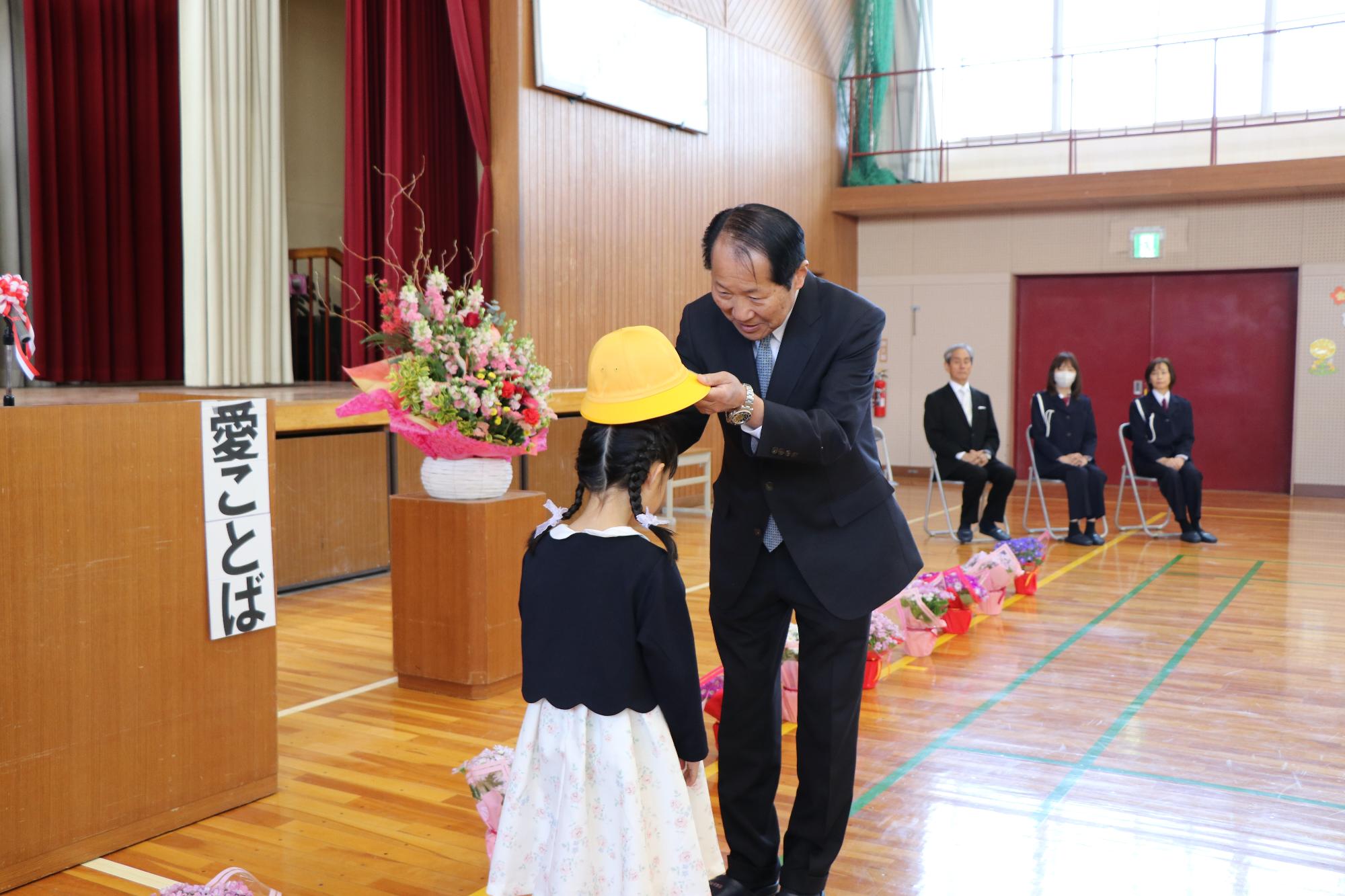黄色の安全帽子の贈呈
