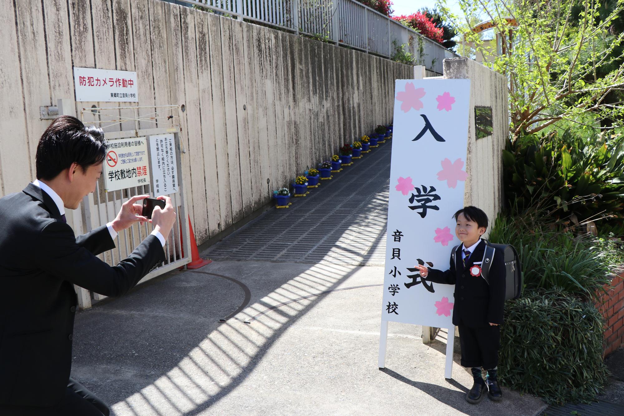 記念撮影をする親子