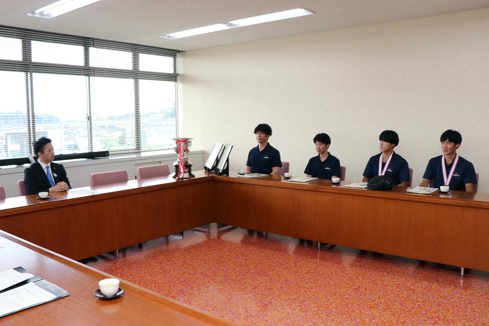 ボート部の皆さんと町長が歓談する