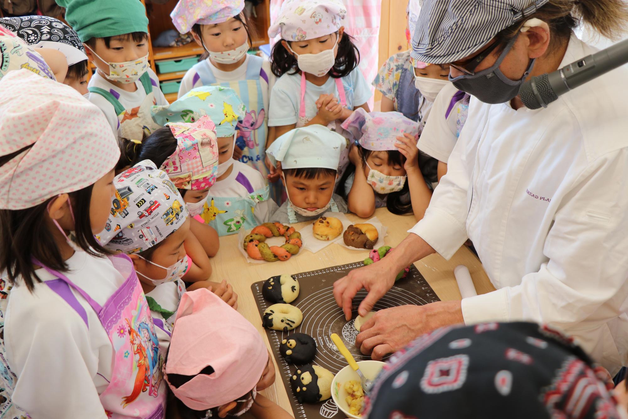 大島シェフからパンの作り方を教わる
