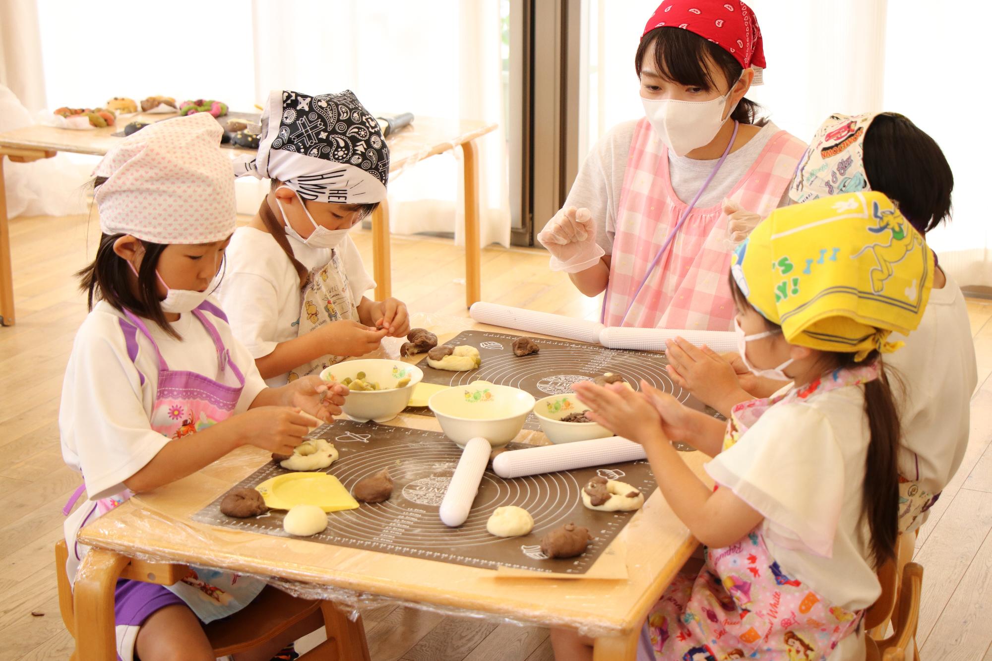園児がパン作りに挑戦