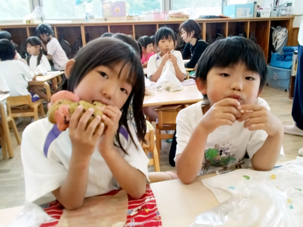 出来上がったパンを食べる