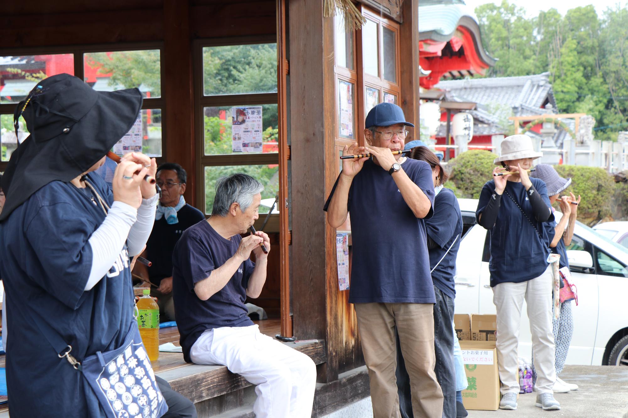 祭りばやしが披露される
