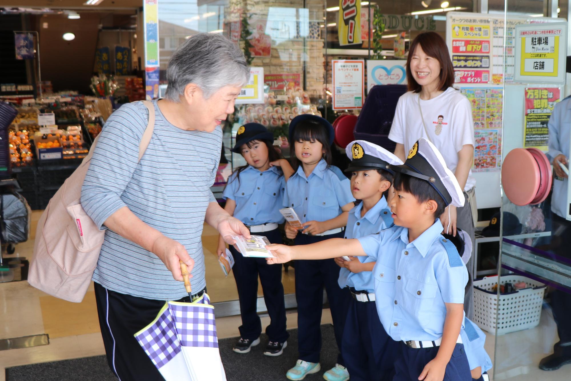 来店者に啓発品を渡す