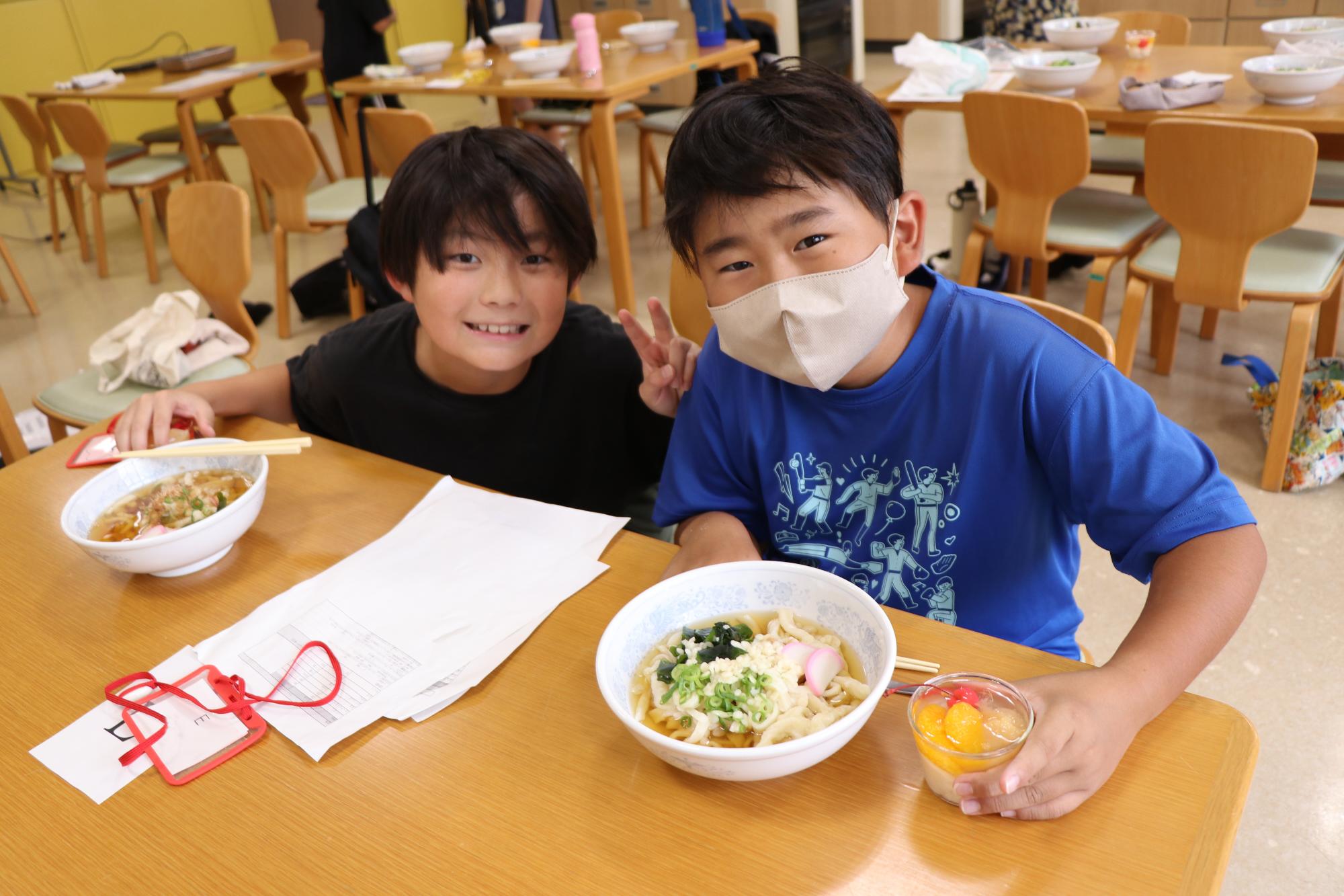 できあがった料理に笑顔のこども