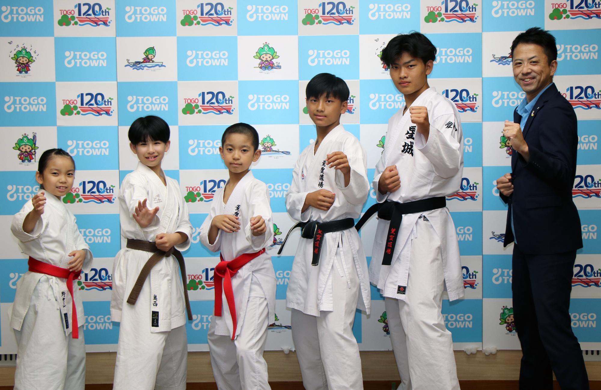 左から野々山華さん、奥西紗那さん、野々山新さん、氏原琉翔 さん、氏原勇翔さん、町長