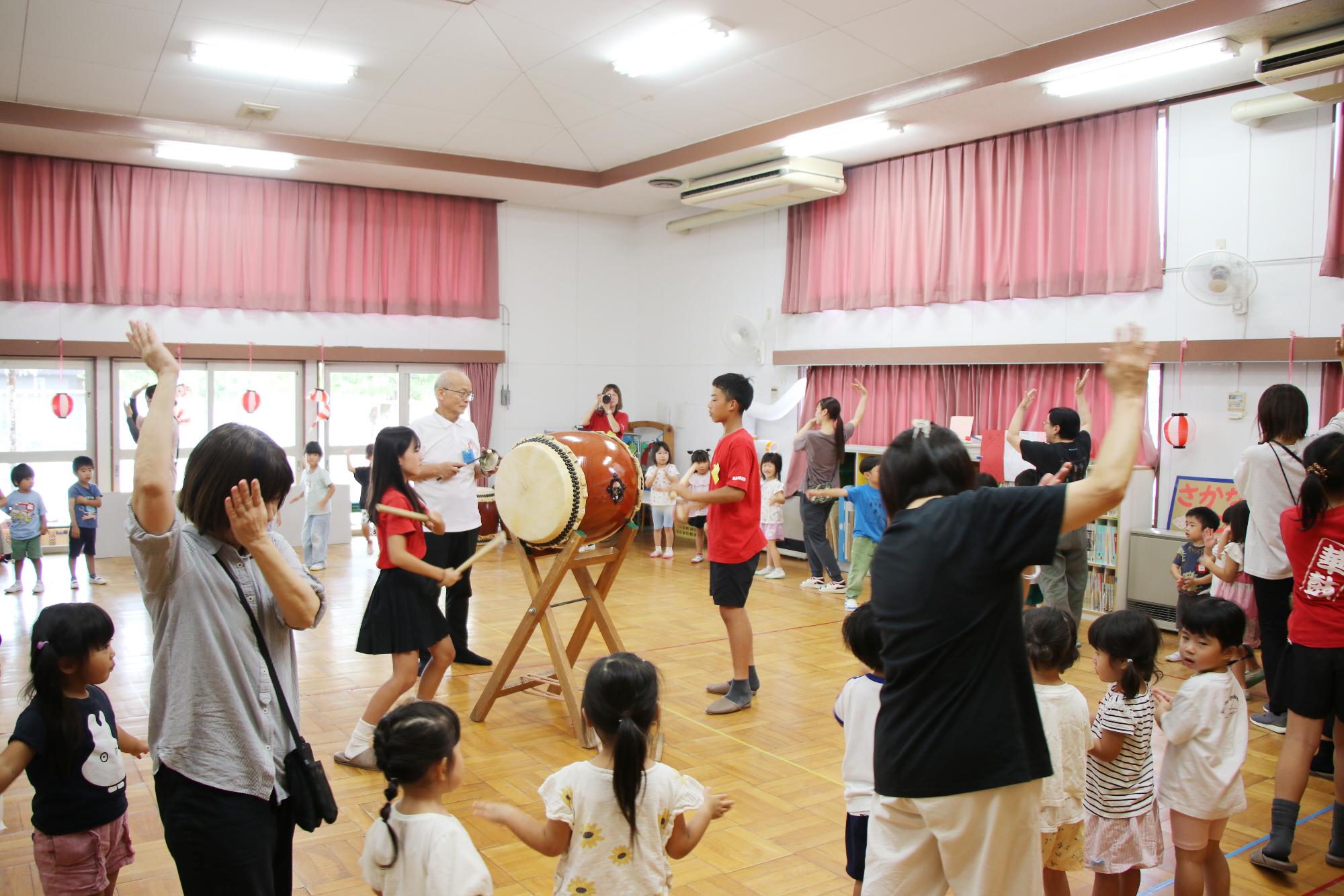 太鼓演奏に合わせて東郷音頭を踊る