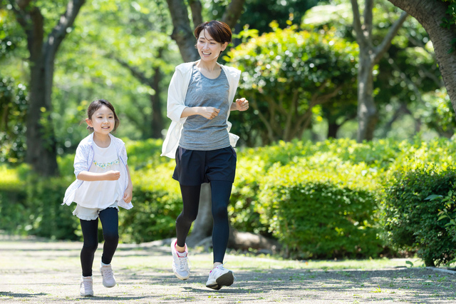 ランニングをする成人女性と女の子の画像