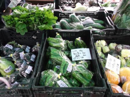 色々な種類の野菜を販売