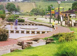 池と遊歩道のあるすずみまつ公園の写真