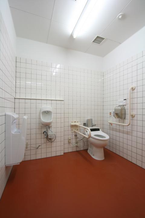 広くて清潔な多目的トイレの写真