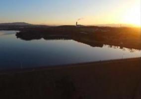 ドローンで撮影された愛知池から望む日の出の写真