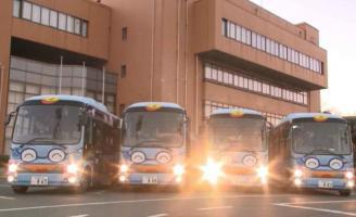 東郷町巡回バス「じゅんかい君」が4台並んで停車している様子の写真