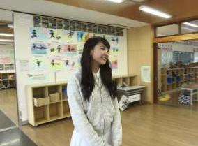 兵庫小学校の内部を見学する女性の写真