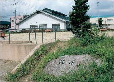 石碑と砂場がある兵庫公園の写真