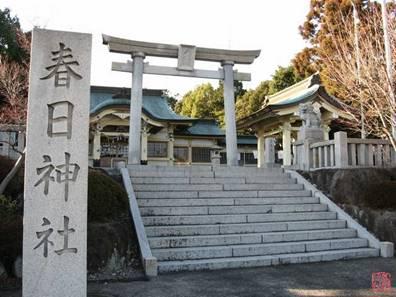 春日神社の鳥居に向かう階段と境内の写真