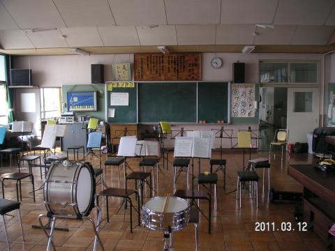 譜面台やオルガンなどの楽器が置かれている音楽室の写真 撮影日 2011年3月12日